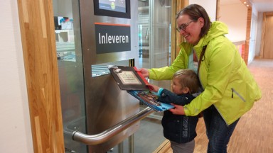 te laat geld bibliotheek achtergrond geld